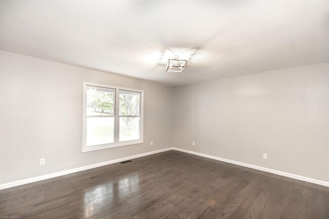 Building Photo - 6 bed/3 1/2 bath.  Pet Friendly