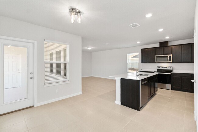 Building Photo - Beautiful 4/3 w/ Loft Energy Efficient Hom...
