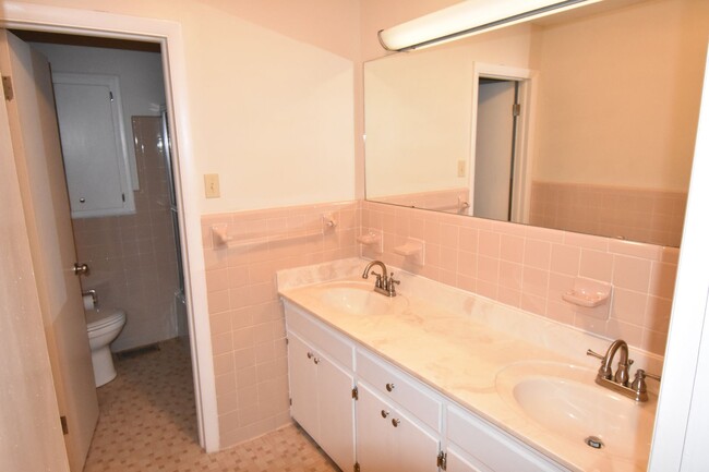 Building Photo - 4 Bedroom and 3 Bath Home- Vander