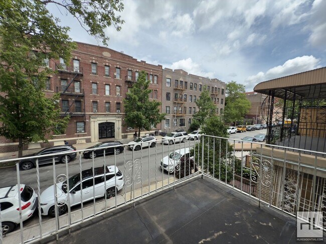 Building Photo - Beautifully Renovated 3-Bedroom with Priva...