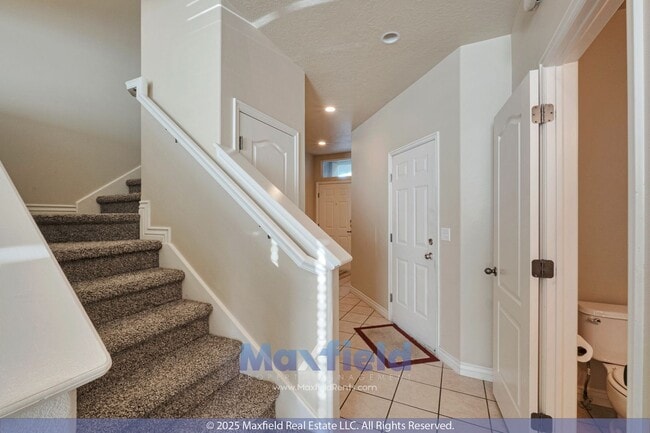 Building Photo - Townhouse 4BD 3.5BA NEW CARPET - east of I...