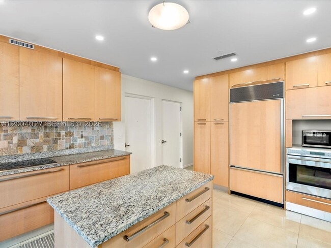 Building Photo - 16001 Collins Ave