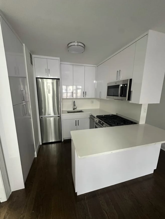Building Photo - 121 E 39th St