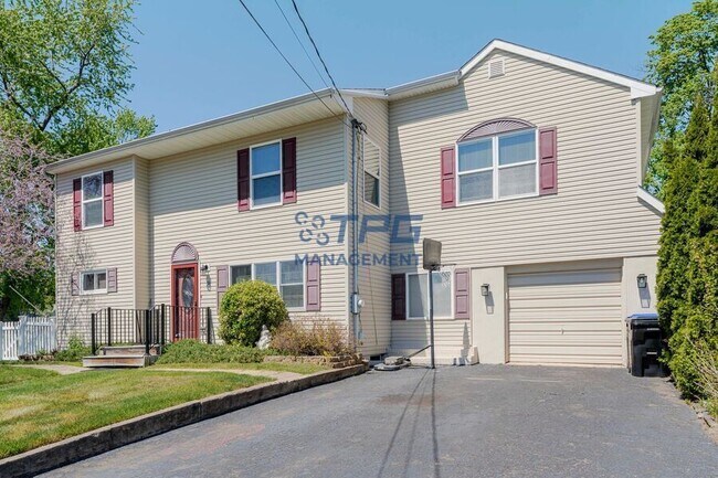 Building Photo - 8 Windsor Dr