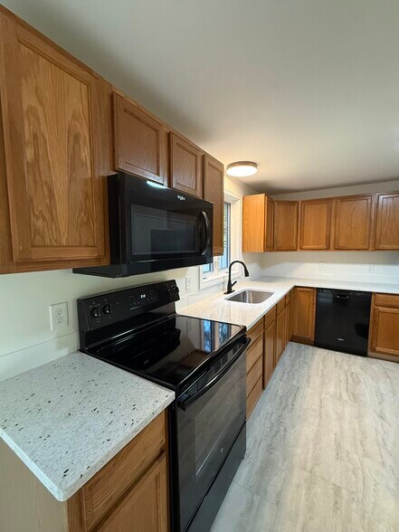 Building Photo - 2 Sams Pl