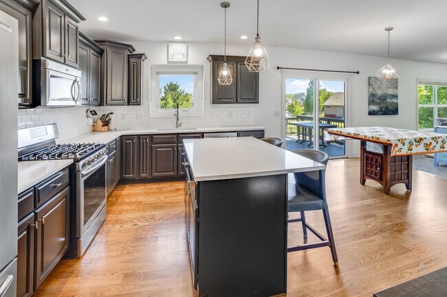 Building Photo - LUXURY 5 BEDROOM HOME AVAILABLE IN MAHOMET