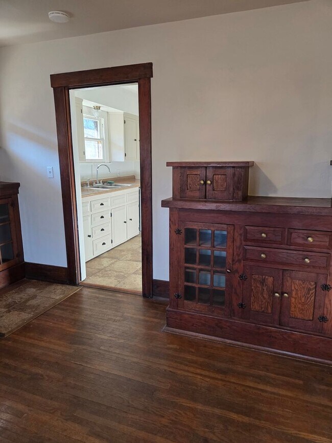 Building Photo - Two bedroom Charmer