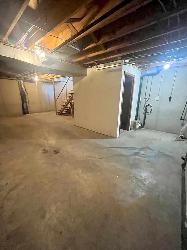 Building Photo - 401-407 NE Highland Ln