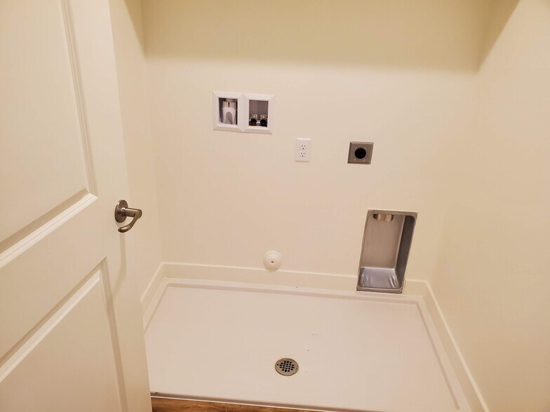 Laundry With Washer & Dryer - 538 Stewart Crk Cv