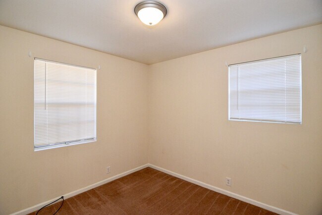 Building Photo - 3 Bed/1.5 Bath home off Meadowbrook Drive ...