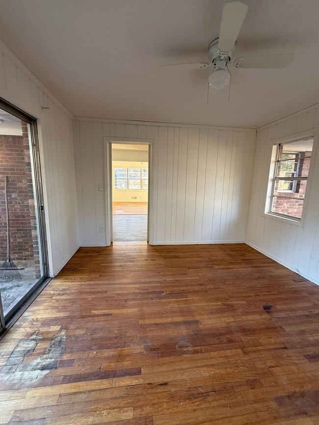 Building Photo - Charming 3 bedroom 1 bath house located in...