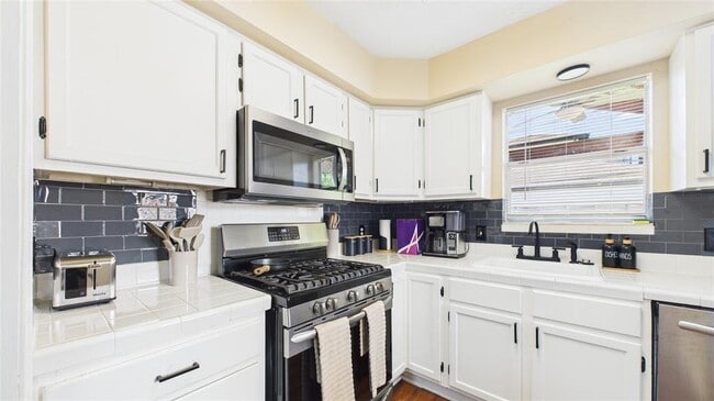 Building Photo - 1658 Du Barry Ln