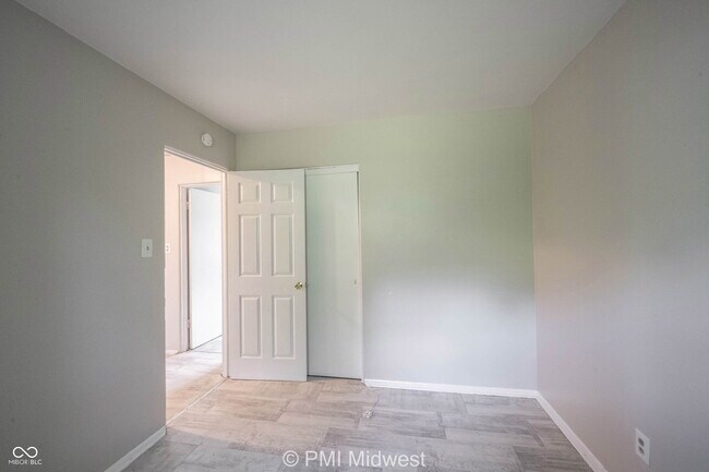 Building Photo - 5820 Grandview Dr