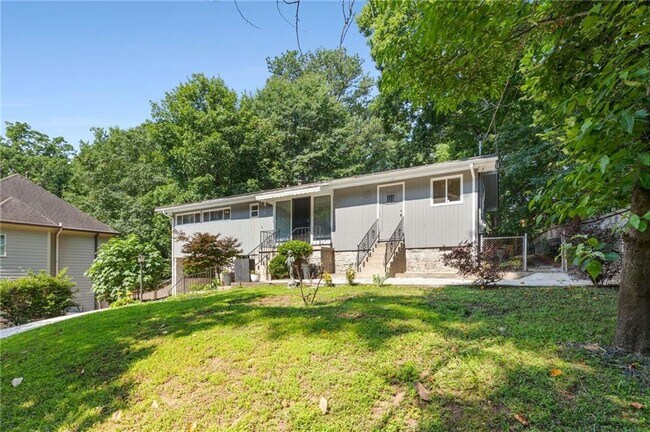 Building Photo - 2132 Fairway Cir NE