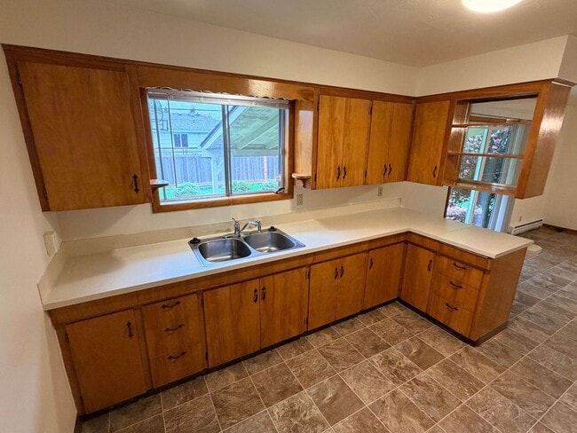 Building Photo - Three Bedroom Home with Covered Patio