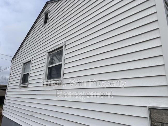 Building Photo - 5 Westdell Dr