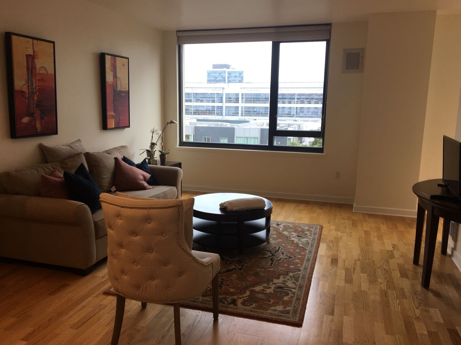 Living room with lots of sunlight - 260 King St