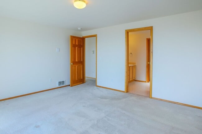 Building Photo - Lovely Mid-Island Home Available August 19th!