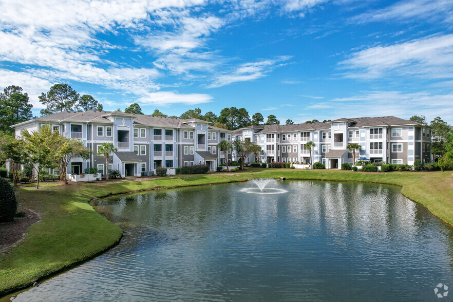 Lake Fountain & Nature Trails - Latitude @ the Commons