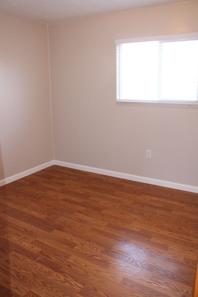 Building Photo - Three Bedroom, One Bathroom House in San P...