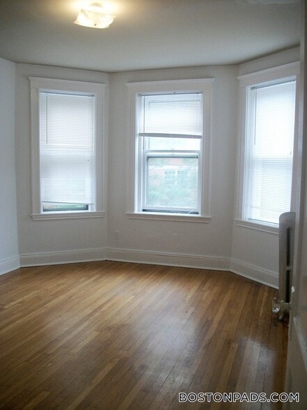 Building Photo - 137 Park Dr