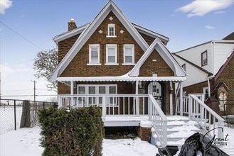 Building Photo - 13932 Roselawn St