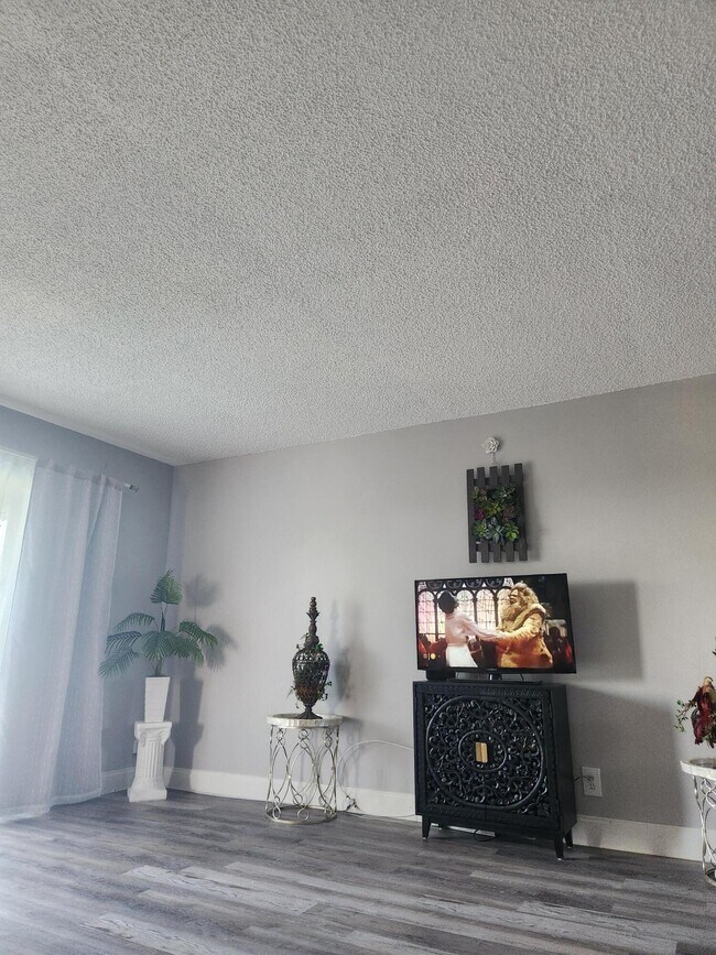 Building Photo - 2606 Garden Dr S