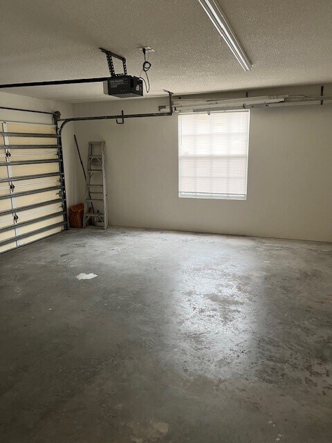 Building Photo - 7909 SE Double Tree Dr