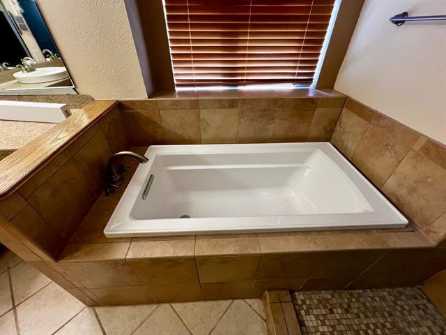 Building Photo - 4649 Oak Knoll St