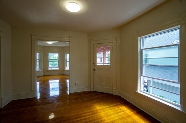 Building Photo - AVAILABLE 7/1/26 - Charming Second Floor A...