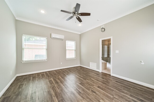 Building Photo - 9660 Fairdale Ln