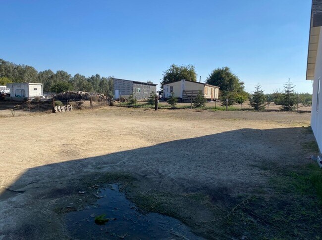Building Photo - Country property located in Hilmar!