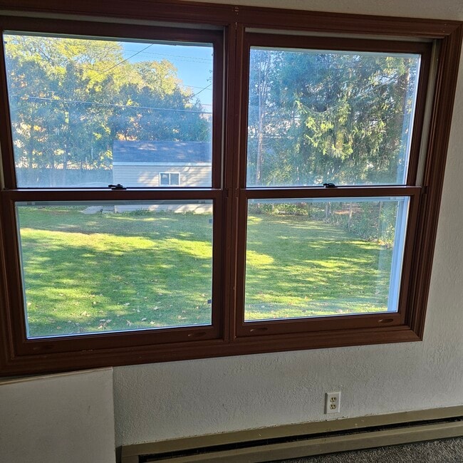 Building Photo - 655 S 7th Ave