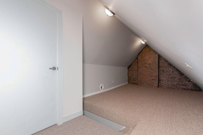 Building Photo - Remodeled 5 bedroom/2 bathroom in South Side