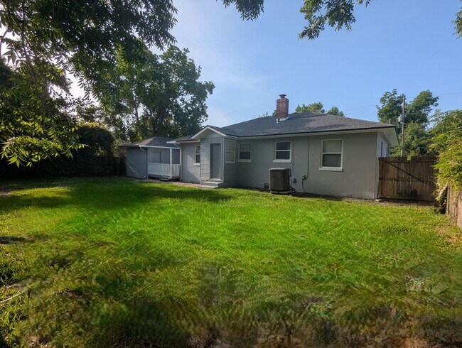 Building Photo - Great 3 Bedroom 1 Bath in convenient locat...