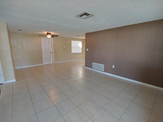 Building Photo - Gorgeous 3/2/1 1200 Sq. Ft. with fenced yard, all tile floors, custom baths and remodeled kitchen!!