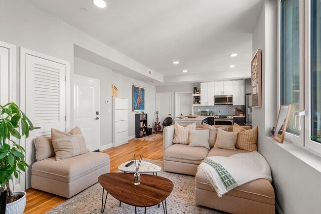 Building Photo - 10 Taber St