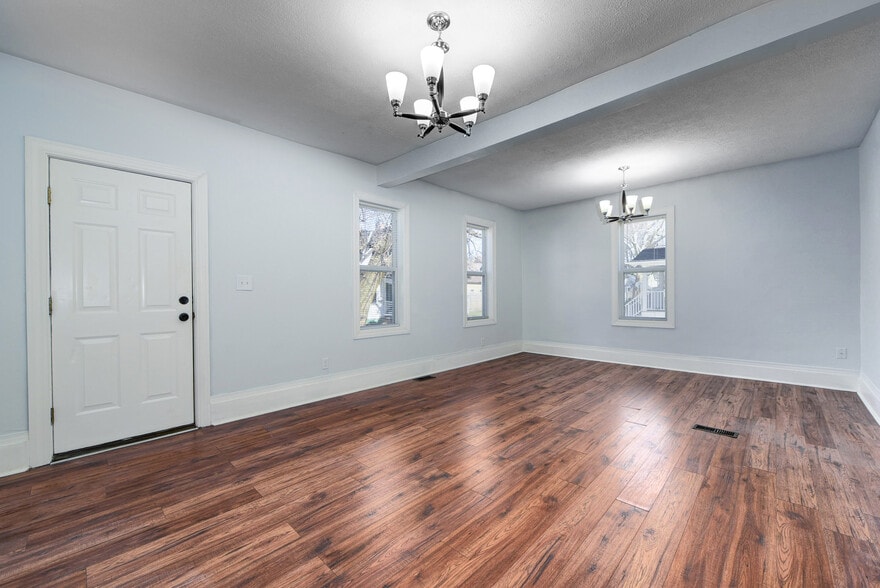 living room/front entry - 3115 Hancock Ave
