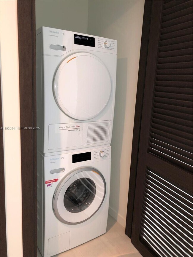 Building Photo - 1000 Brickell Plaza