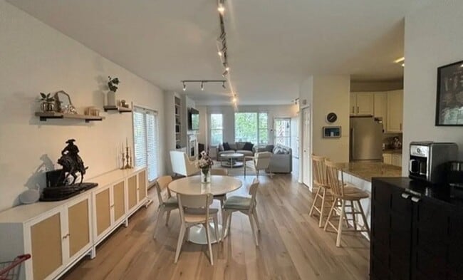 Building Photo - Beautiful 3 bedroom townhome in Harbor Park!
