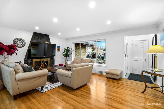 Building Photo - 5844 N Lacey Ave