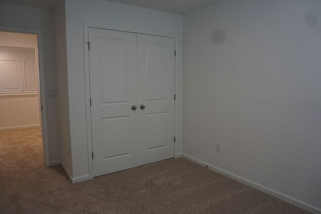 Building Photo - Newly Built 3 Bedroom 2.5 Bathroom Home wi...