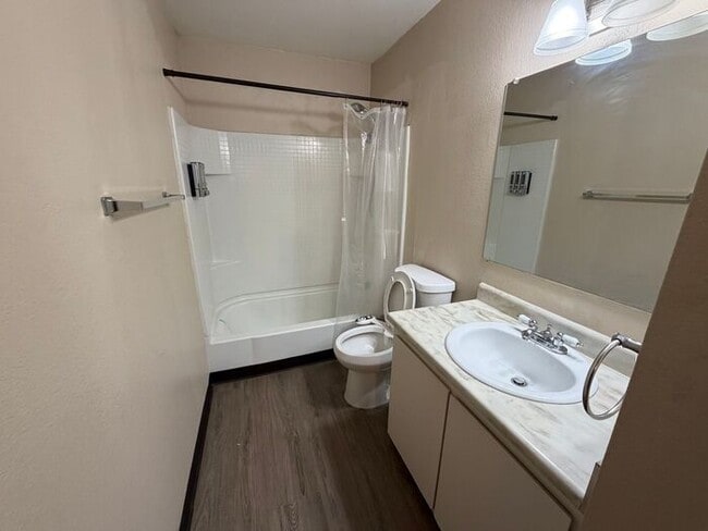 Building Photo - MOVE IN SPECIAL!! DEPOSIT MOVES YOU IN!!!