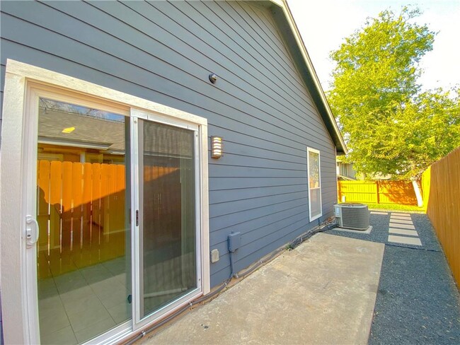 Building Photo - 11908 Sunhillow Bend