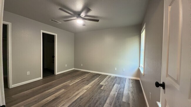 Building Photo - 802 Samuel Dr