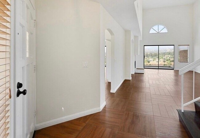 Building Photo - The Perfect Blend of Space, Style & Locati...