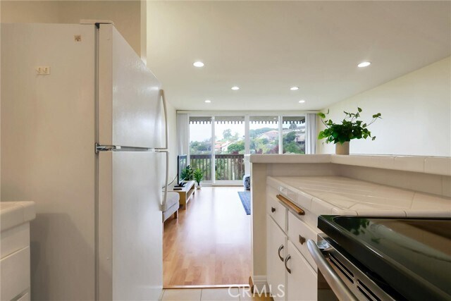 Building Photo - 6542 Ocean Crest Dr