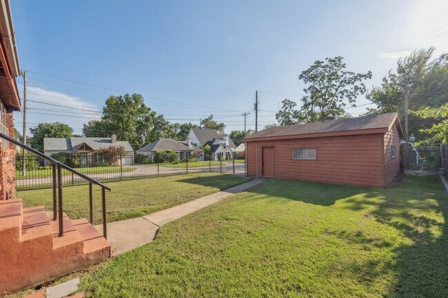 Building Photo - Midtown 3/2 with 2 Car Garage!