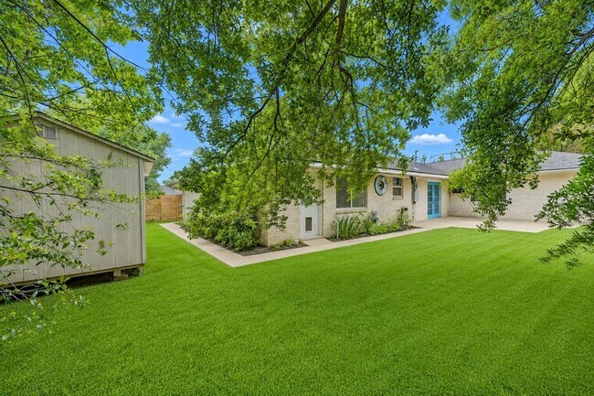 Building Photo - 5019 Oak Forest Dr