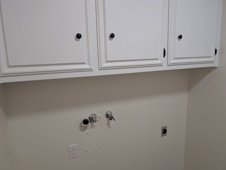 laundry room inside - 2851 W Ave J4